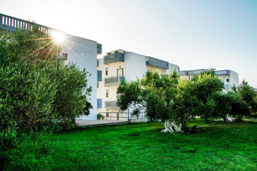 Popi Hotel Apartments Agia Marina Buitenkant foto